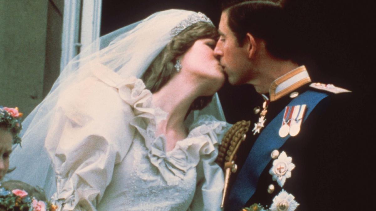 Als sich Prinzessin Diana und Prinz Charles am 29. Juli 1981 nach ihrer Trauung auf dem Balkon des Buckingham-Palastes küssten, schmolzen Royals-Fans auf der ganzen Welt dahin. (Foto)