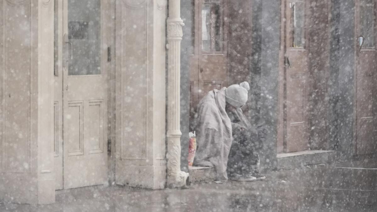 Eine obdachlose Person sitzt in einem Hauseingang in New Orleans.&nbsp; (Foto)