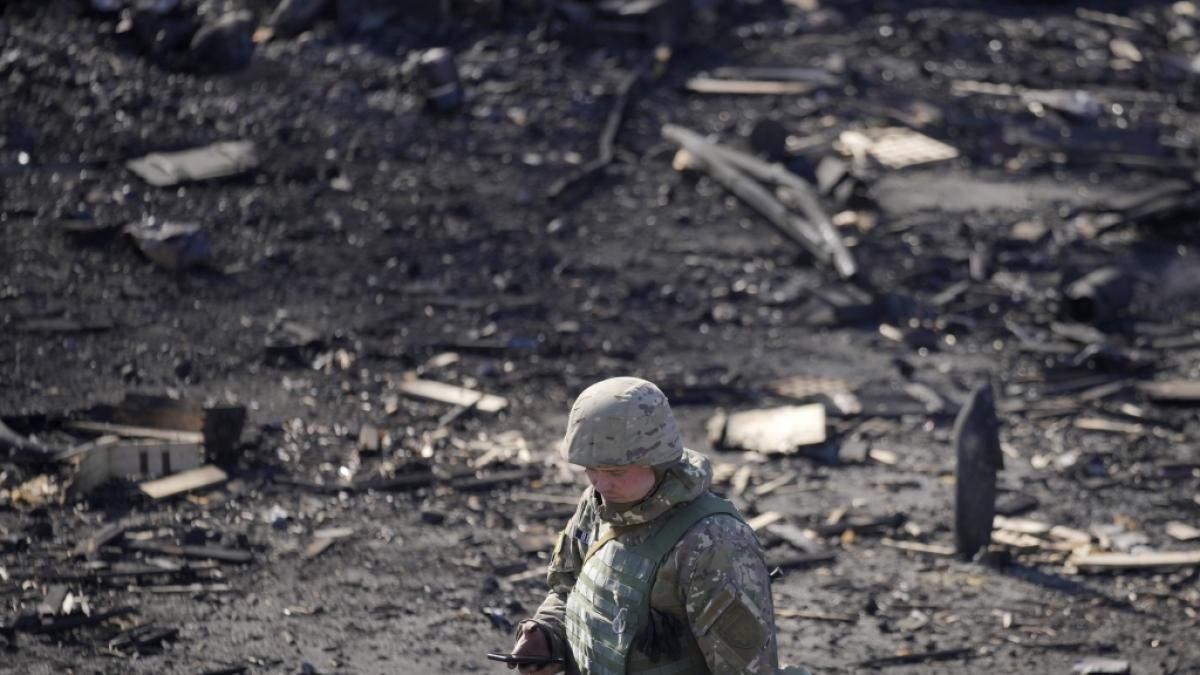 Ein ukrainischer Soldat geht durch Tr&uuml;mmer nach einem russischen Luftangriff. (Foto)