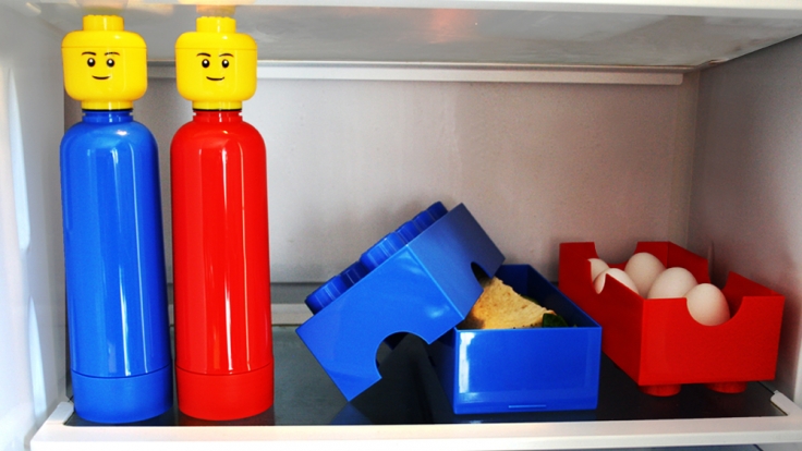 Die LEGO-Trinkflaschen machen in jedem Haushalt eine gute Figur und halten den Durst in Schach.