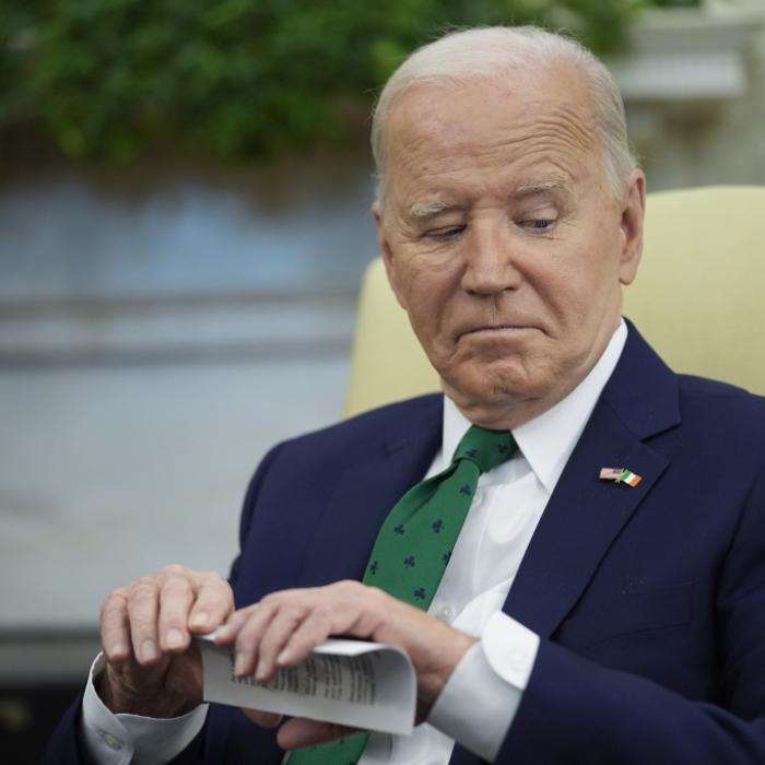 Orientierungsloser US-Präsident wird verspottet und sorgt für Eklat