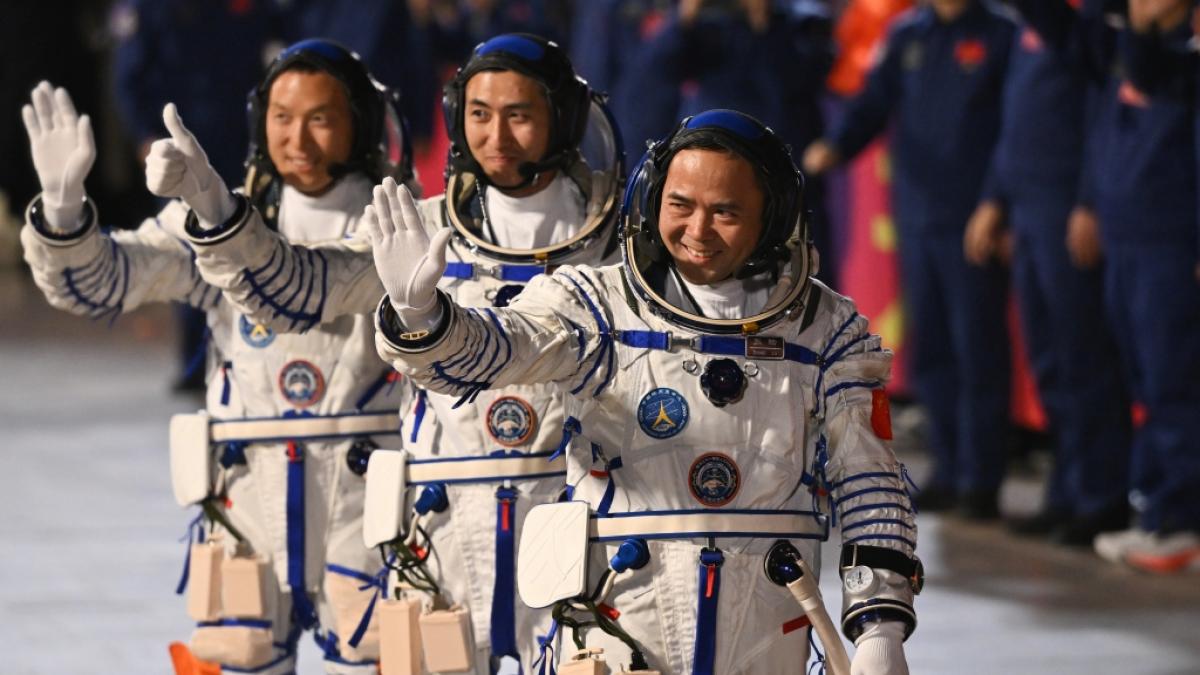 Die chinesischen Astronauten Zhang Hongzhang (l-r), Wu Fei und Zhang Lu sollten die Besatzung der Mission Shenzhou-20 Anfang November abl&ouml;sen, doch die R&uuml;ckkehr zur Erde verz&ouml;gert sich auf unbestimmte Zeit. (Foto)
