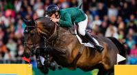 Der irische Reiter Bertram Allen springt mit dem Pferd Pacino Amiro beim CHIO Aachen über ein Hindernis.