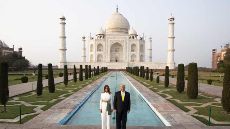 Für ihren Besuch des Taj Mahals in Indien entschied sich Melania Trump für einen Look, der das Netz spaltete.