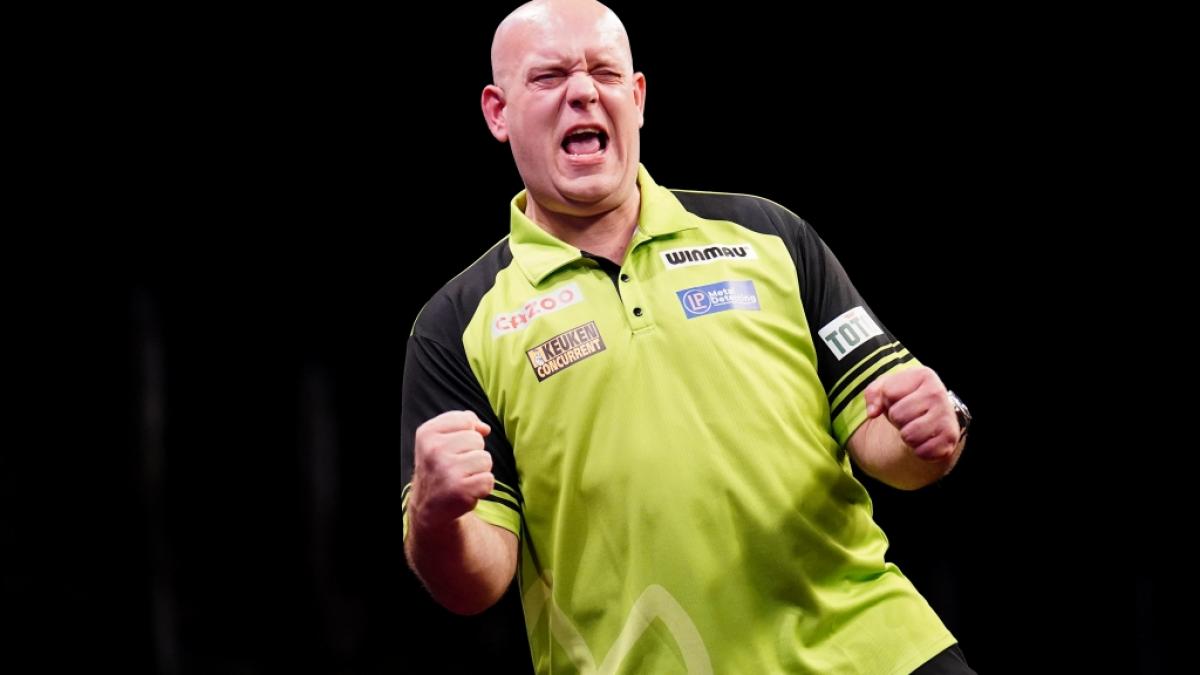 "Mighty Mike" bejubelt den Sieg beim Heimspiel: Der Niederl&auml;nder konnte sich im Finale der PDC World Series of Darts Finals in Amsterdam gegen Nathan Aspinall durchsetzen. (Foto)