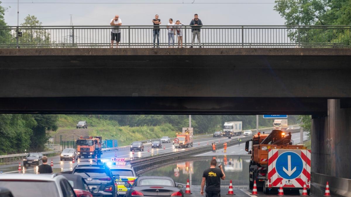Heftige Regenf&auml;lle eines Gewitters haben im Ruhrgebiet die Autobahn 42 bei Herne &uuml;berschwemmt. (Foto)