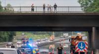 Heftige Regenfälle eines Gewitters haben im Ruhrgebiet die Autobahn 42 bei Herne überschwemmt.