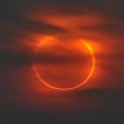 Bei der ringförmigen Sonnenfinsternis erstrahlt ein Feuerkranz am Himmel.