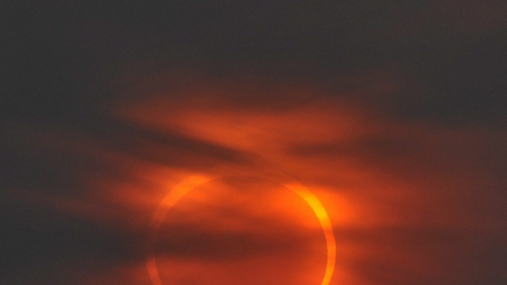 Bei der ringförmigen Sonnenfinsternis erstrahlt ein Feuerkranz am Himmel.
