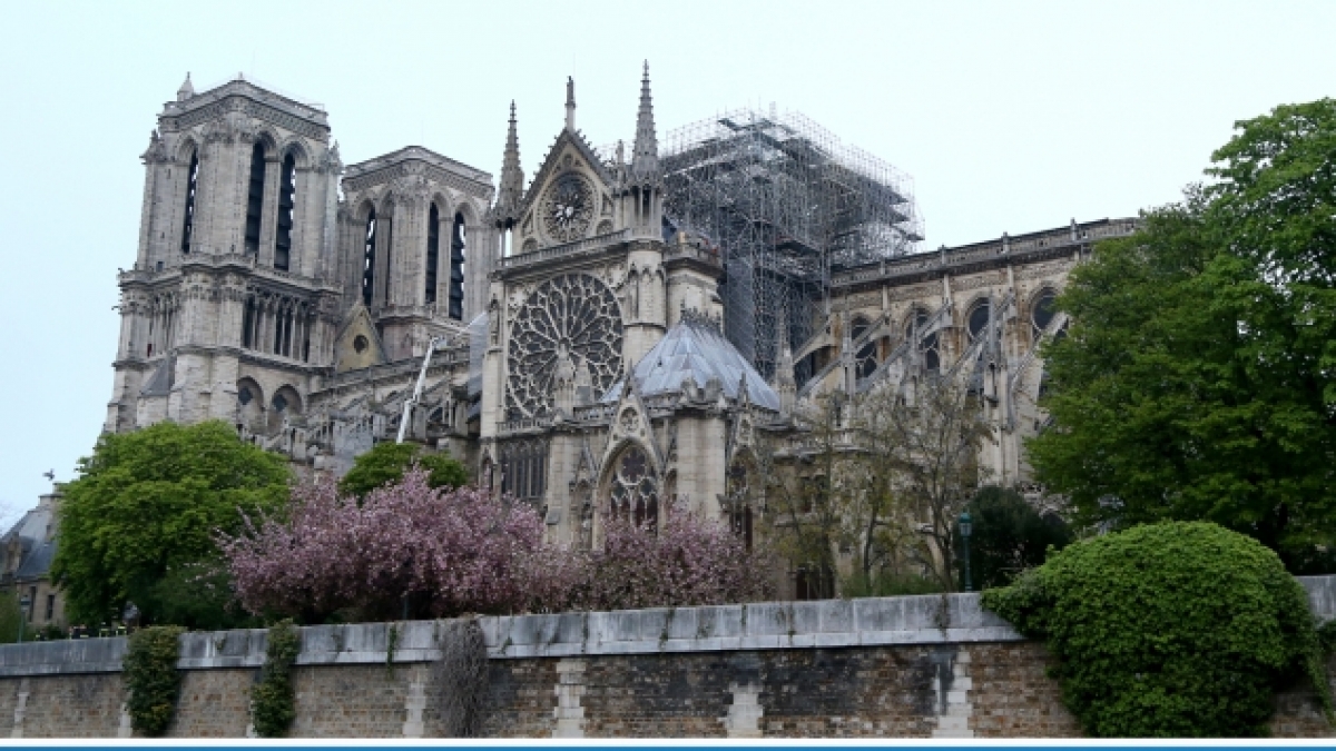 Blick auf die Kathedrale Notre-Dame nach einem Brand, der am 15.04.2019, einen Gro&szlig;teil des Geb&auml;udes zerst&ouml;rt hat (oben) und die Kathedrale, aufgenommen am 07.03.2011. (Foto)
