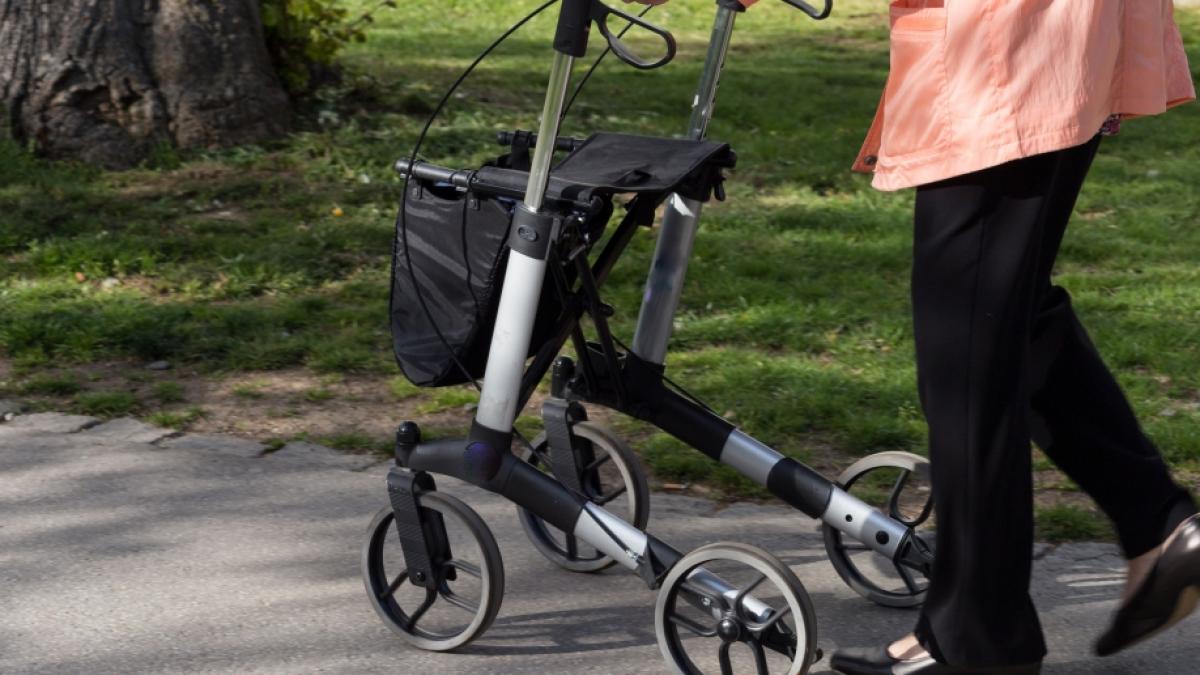 In NRW haben drei Jugendliche eine Rollator-Rentnerin mit St&ouml;cken angegriffen. (Foto)