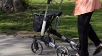 In NRW haben drei Jugendliche eine Rollator-Rentnerin mit Stöcken angegriffen.