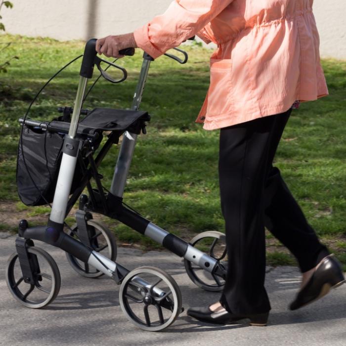 Aus Langeweile! 3 Jugendliche schlagen auf Rollator-Rentnerin ein