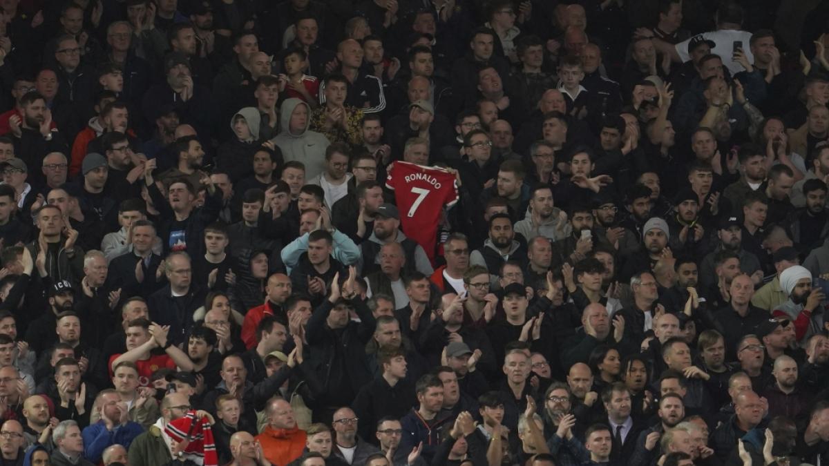 Liverpooler Fans applaudieren in der siebten Spielminute zur Unterst&uuml;tzung von Manchester Uniteds Cristiano Ronaldo und dessen Partnerin Georgina Rodriguez nach deren schwerem Schicksalsschlag. (Foto)
