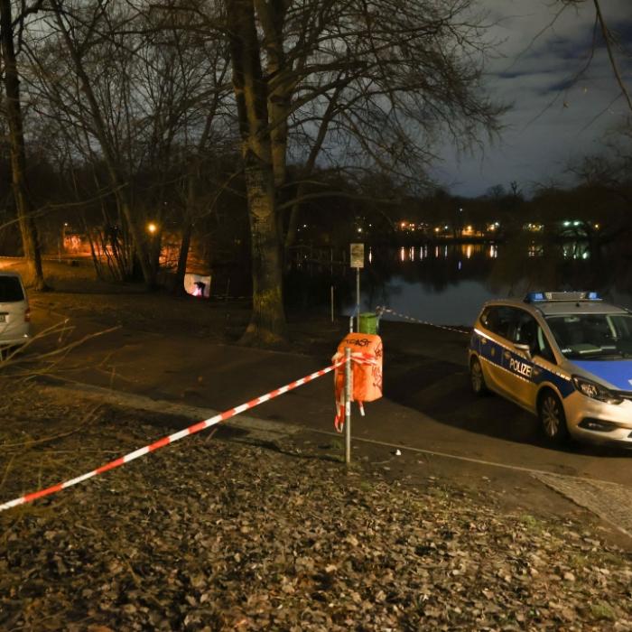 Frau und Kleinkind tot aus Gewässer geborgen - Identität weiter unklar