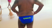 Die enge Badehose mag ja noch attraktiv wirken, doch bei der übigen Haarpracht, die einem entgegen springt, wird sofort jeder sexuelle Anreiz erstickt!