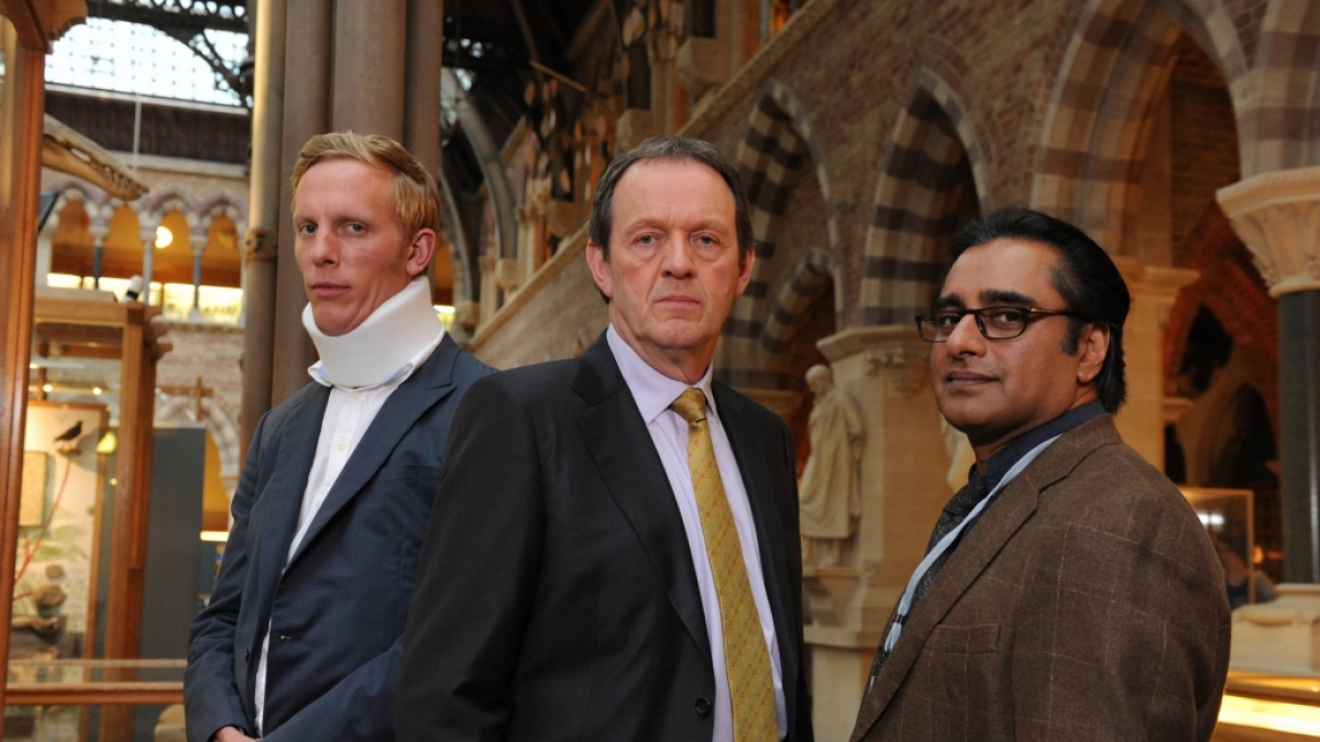 DI Lewis (Kevin Whately, M.) und DS James Hathaway (Laurence Fox, l.) haben den Eindruck, dass Kanan Dutta (Sanjeev Bhaskar, r.) nicht alles sagt, was er wei&szlig;. (Foto)