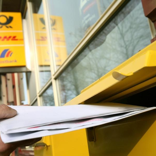 55 Cent für einen Brief, 45 Cent für eine Postkarte: Diese Preise könnten bald der Vergangenheit angehören.