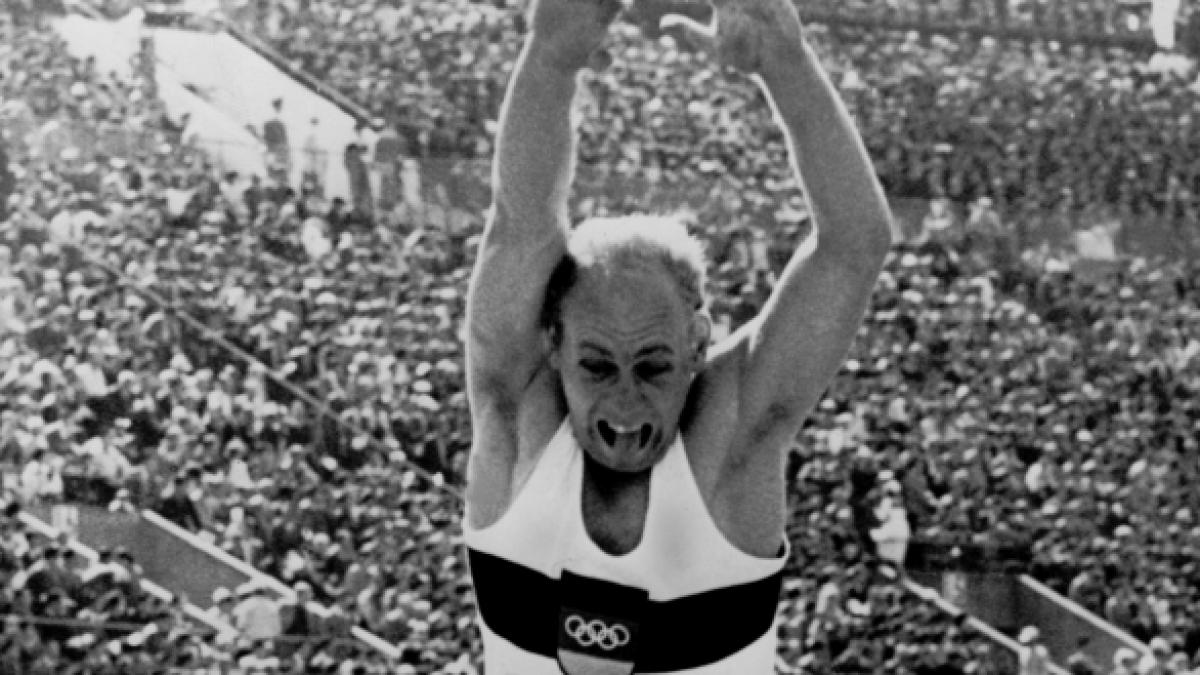 Der deutsche Zehnk&auml;mpfer Willi Holdorf beim Weitsprung bei den Olympischen Spielen von Tokio 1964. (Foto)