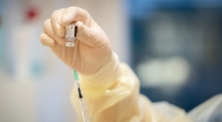 Eine Krankenpflegerin bereitet den Impfstoff von Biontech/Pfizer gegen Covid-19 im Rahmen der Mitarbeiter-Impfung im Krankenhaus vor.