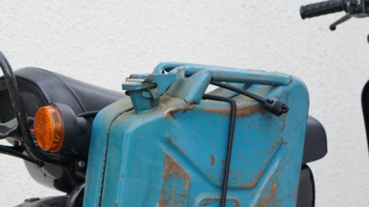 Wir nutzten die Spanngummis, um einen Benzinkanister am Gep&auml;cktr&auml;ger des Mopeds zu befestigen. (Foto)