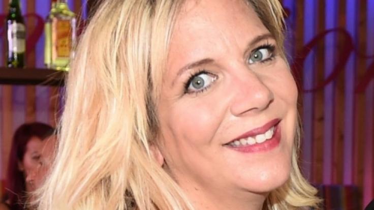 Daniela Büchner zündet im Kampf gegen die Klatschpresse ihre Busen-Bombe.