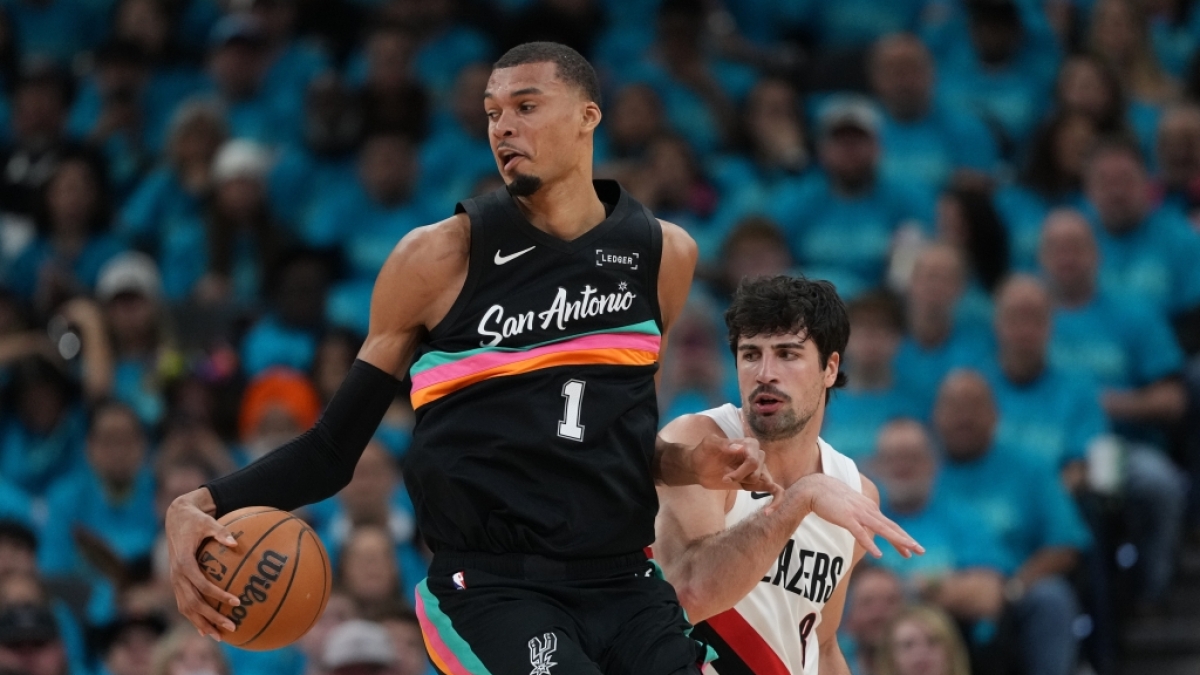 Victor Wembanyama von den San Antonio Spurs spielt Deni Avdija von den Portland Trail Blazers aus, am 19.04.2026. (Symbolbild) (Foto)