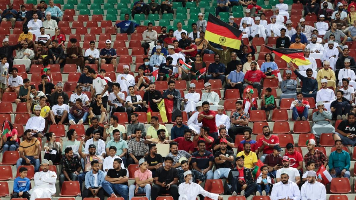Die Fan-Ges&auml;nge beim Testspiel in Oman gingen vielen TV-Zuschauern auf die Nerven. (Foto)