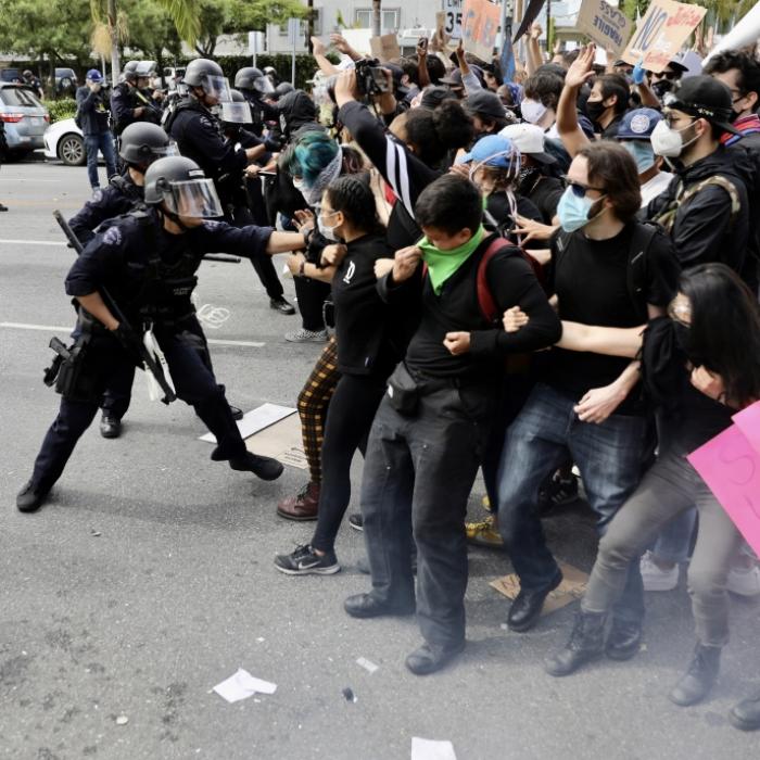 Demo-Teilnehmer von Polizisten beschossen - Hoden explodiert!