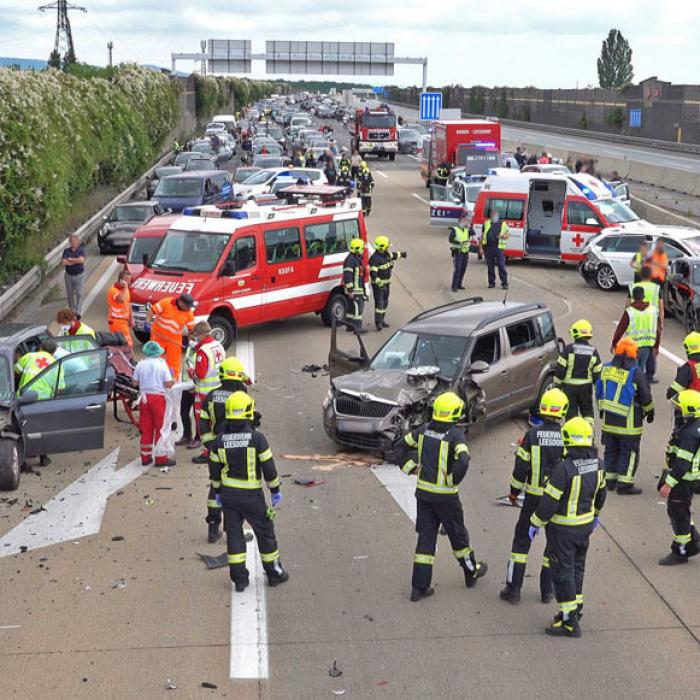 Transporter rast in Stauende - Mann (57) tot