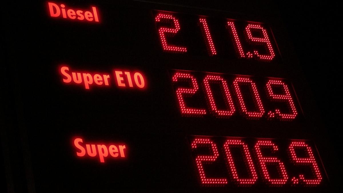 Die Spritpreise bewegen sich seit Wochen auf hohem Niveau. (Foto)
