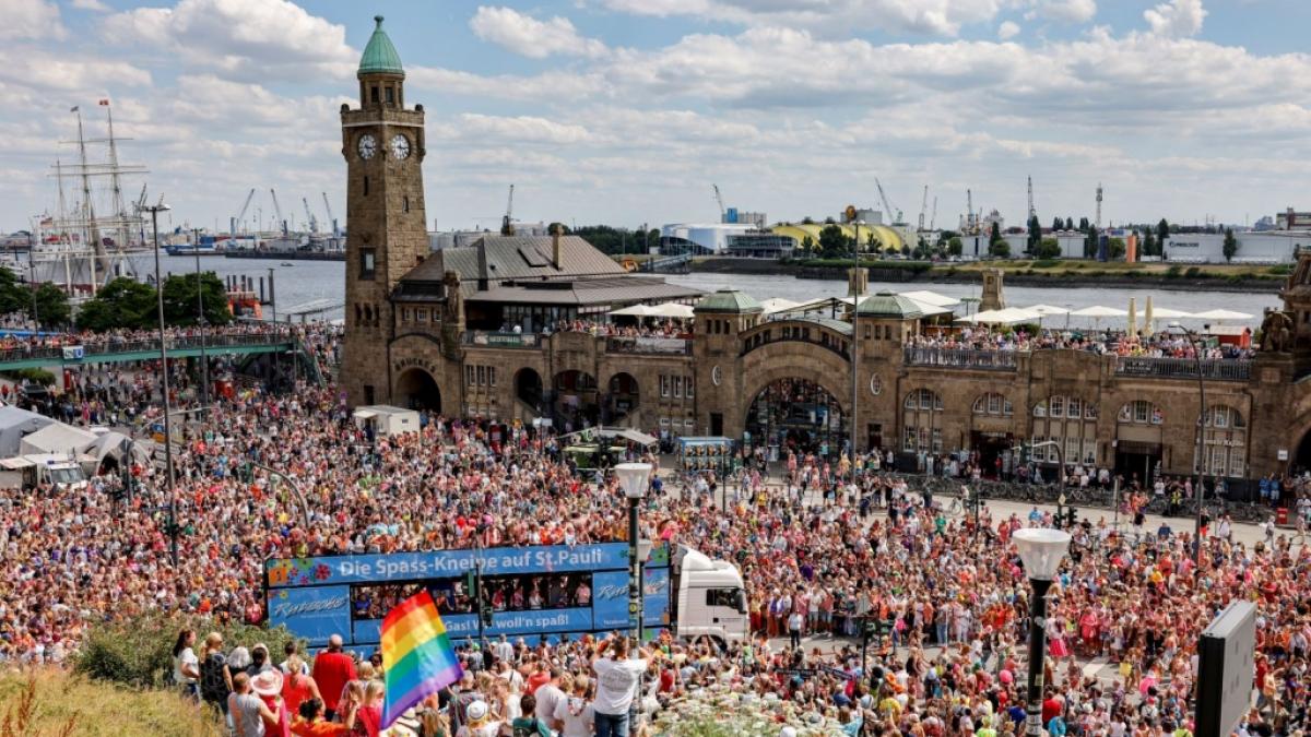 In Hamburg feiern wieder hunderttausend Schlager-Fans beim Schlagermove. (Foto)