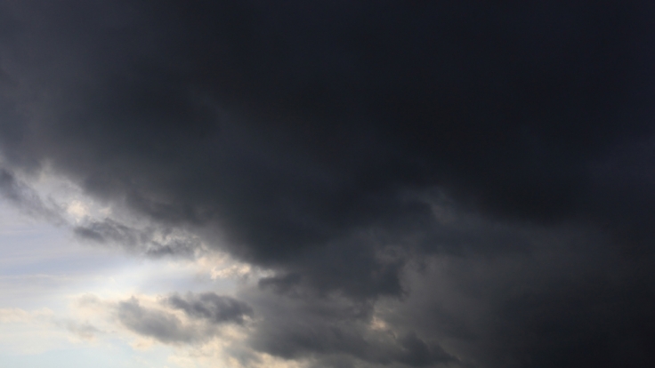 Unwetter und Sturmböen leiten am Wochenende die Schafskälte ein.