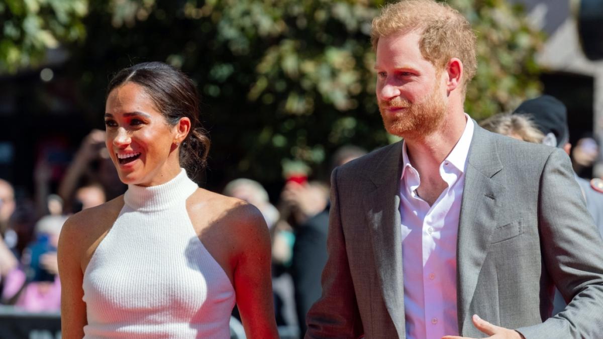 Auf traute Zweisamkeit hatte Meghan Markle an ihrem Geburtstag offenbar keine Lust - ihren Ehemann Prinz Harry lie&szlig; die Herzogin von Sussex kurzerhand sitzen und vergn&uuml;gte sich lieber mit Freundinnen. (Foto)