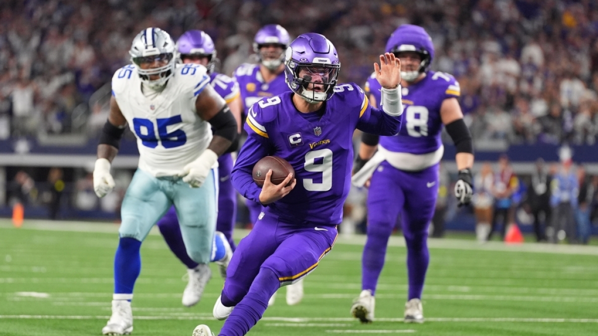 J.J. McCarthy von den Minnesota Vikings l&auml;uft den Ball, am 14.12.2025. (Symbolbild) (Foto)