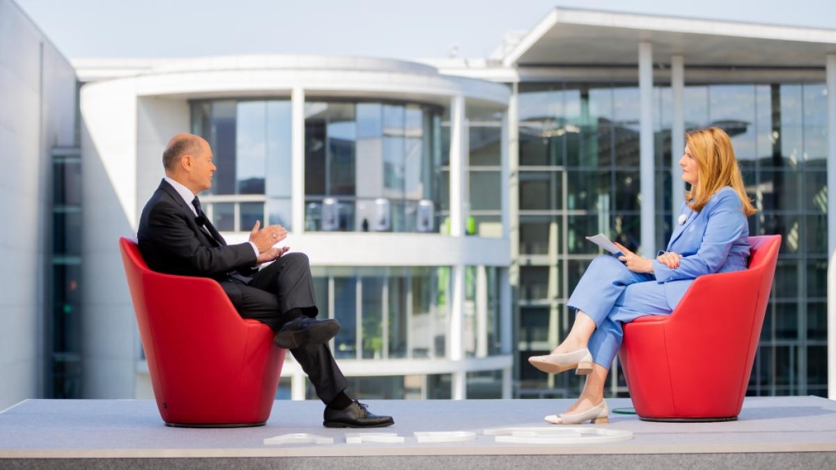 Olaf Scholz (SPD) stellte sich im Sommerinterview 2022 den Fragen von Tina Hassel. In diesem Jahr wird der Bundeskanzler am 2. Juli im "Bericht aus Berlin" zu sehen sein. (Foto)