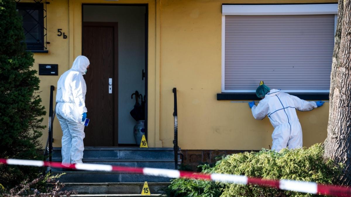 Einsatzkr&auml;fte sichern die Spuren am Tatort in Bramsche bei Osnabr&uuml;ck. (Foto)