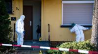 Einsatzkräfte sichern die Spuren am Tatort in Bramsche bei Osnabrück.