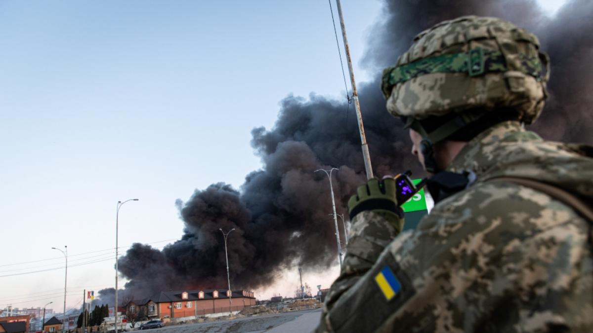 Rauch steigt nach einem Angriff &uuml;ber einem ehemaligen Einkaufszentrum auf, das als Waffendepot des ukrainischen Milit&auml;rs benutzt worden sein soll. (Foto)