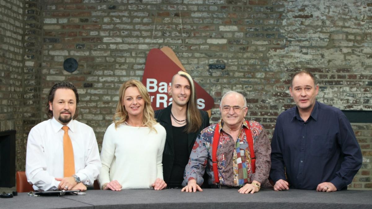 Wolfgang Pauritsch, Susanne Steiger, Fabian Kahl, Ludwig Hofmaier und Walter Lehnertz stehen nebeneinander am Auktionstisch. (Foto)