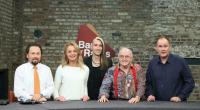 Wolfgang Pauritsch, Susanne Steiger, Fabian Kahl, Ludwig Hofmaier und Walter Lehnertz stehen nebeneinander am Auktionstisch.