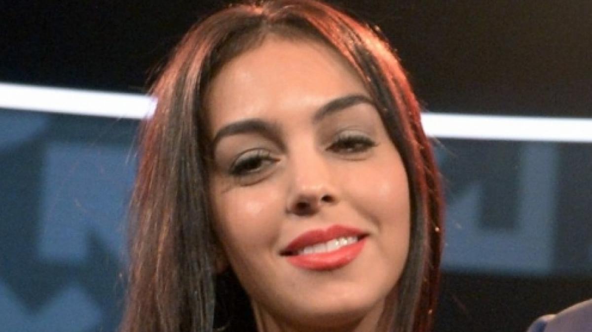 Georgina Rodr&iacute;guez l&uuml;ftet ihre prallen Po-Backen. (Foto)