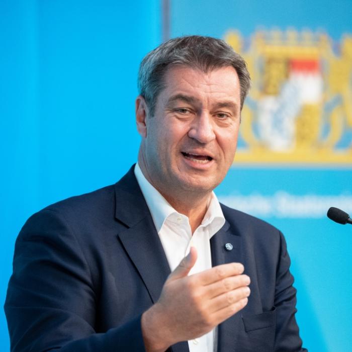 CSU-Chef blamiert sich mit Soßen-Fleck! Netz zündet Witze-Feuerwerk