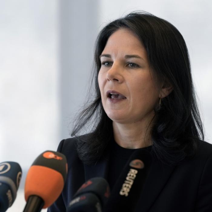 Außenministerin am Flughafen vergessen? Video sorgt für Wirbel