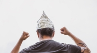 Auf Twitter verbreiten Corona-Verschwörungstheoretiker krude Fake-News zur Corona-Impfung. (Symbolfoto)