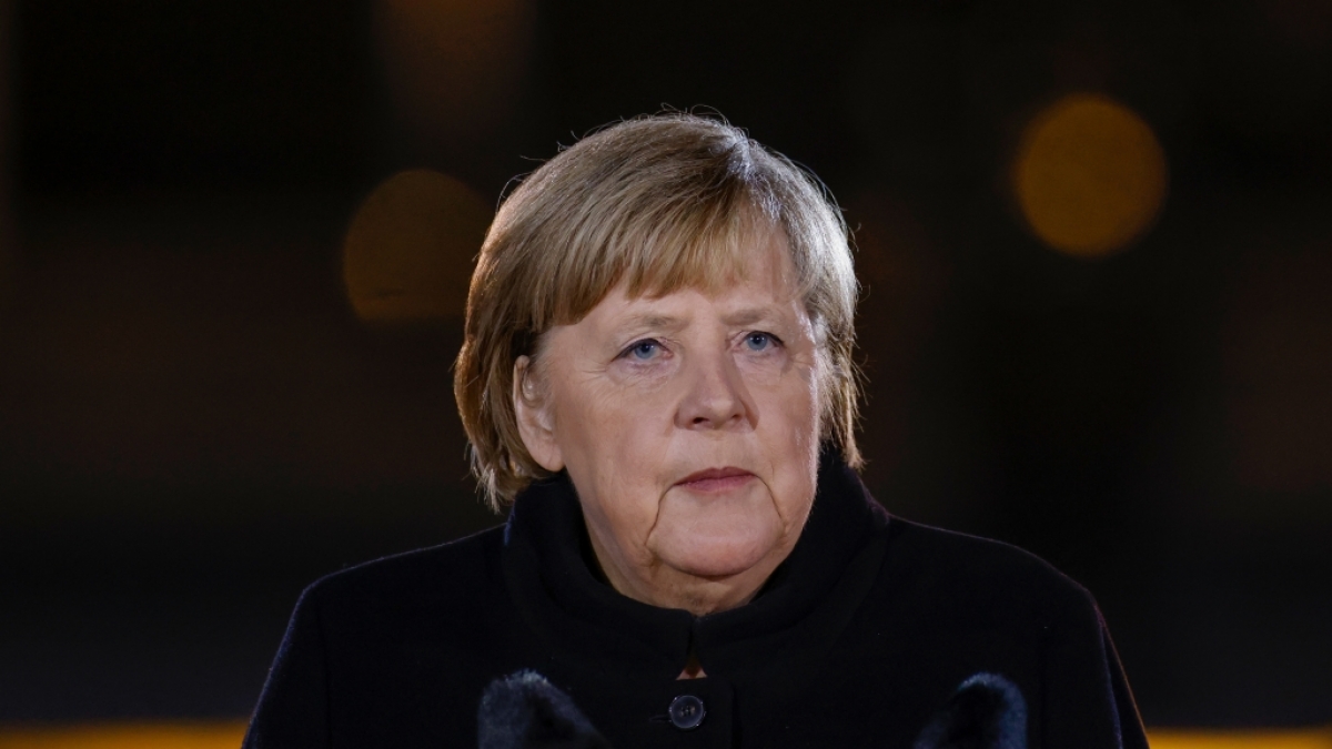 Mit einem Gro&szlig;en Zapfenstreich wurde Kanzlerin Merkel gegen Ende ihrer Regierungszeit nach 16 Jahren im Bendlerblock verabschiedet. (Foto)