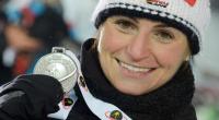 Andrea Henkel mit ihrer Silbermedaille beim Biathlon-Weltcup 2013 in Nove Mesto.