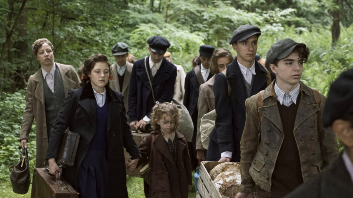 Helga (Nina Proll, li.), Betty (Sophie Stockinger, 2. v. li.) und die kleine Milli (Amy Lee W&ouml;rg&ouml;tter) fliehen mit anderen Kindern und Jugendlichen vor den Nazis. (Foto)