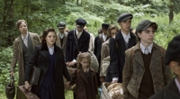 Helga (Nina Proll, li.), Betty (Sophie Stockinger, 2. v. li.) und die kleine Milli (Amy Lee Wörgötter) fliehen mit anderen Kindern und Jugendlichen vor den Nazis.