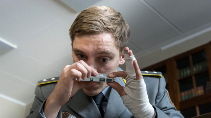 DDR-Spion Martin Rauch alias Moritz Stamm (Jonas Nay) nutzt die Gelegenheit, streng geheime Papiere abzufotografieren.